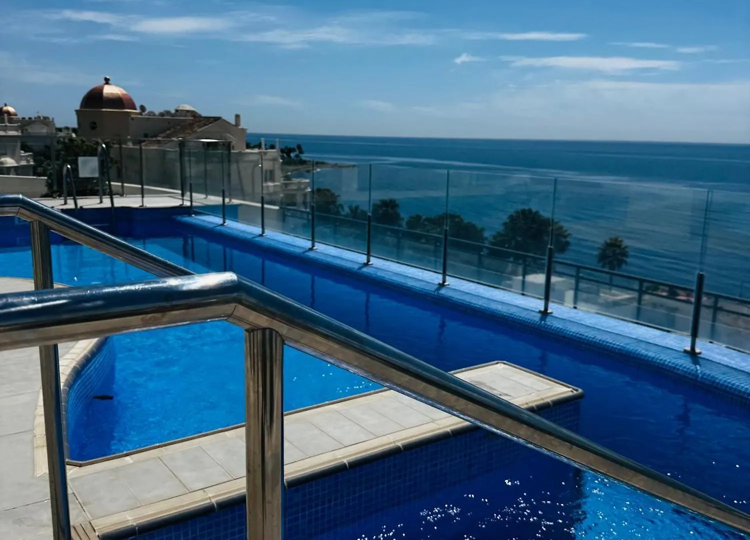 Apartment Luxury On The Beach & Infinity Pool, Marbella Estepona
